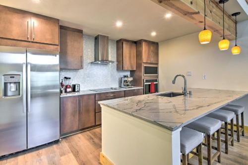 New Construction With Modern Design And Hot Tub!