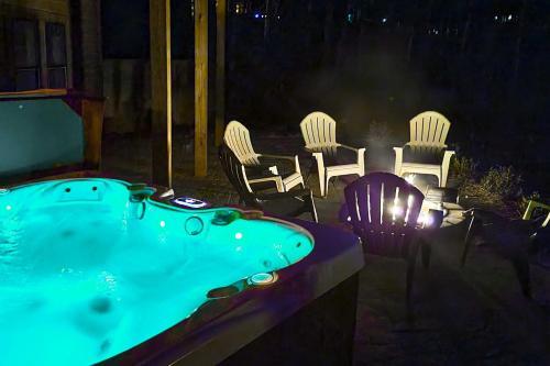 New Construction With Modern Design And Hot Tub!