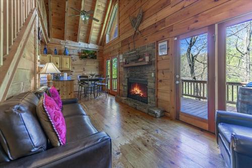 Alessandras - Beautiful Rustic-chic Riverfront Cabin, Fireplace, Pet Friendly