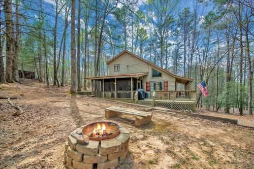 Bear Hug Lodge - Charming Cabin In Coosawattee River Resort - Pet Friendly