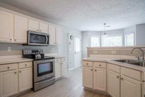 Chateau Allegra-sleep 8-clean, Spacious, & Stylish