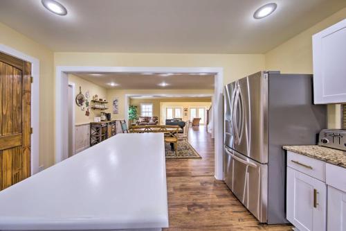 Young Harris Home With Deck And Mountain Views!