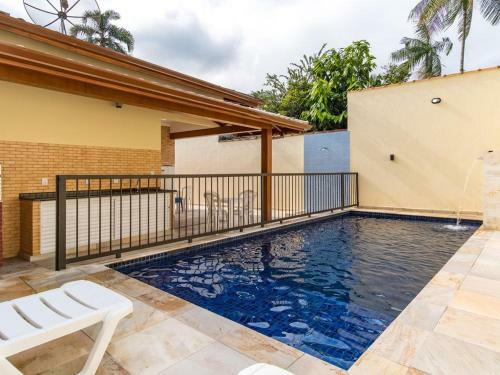 Casa Ampla E Arejada, Com Piscina E Churrasqueira