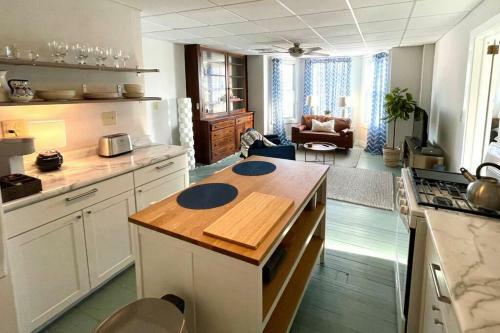 Tranquil Apartment For R&r In Historic Uptown