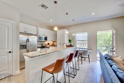 Luxury Downtown Apartment-2/2.5