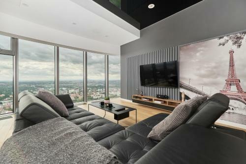 Sky Tower - Luxurious 37th Floor Apartment By Renters