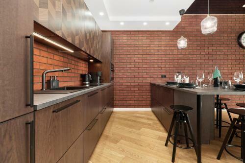 Sky Tower - Luxurious 37th Floor Apartment By Renters