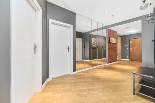 Sky Tower - Luxurious 37th Floor Apartment By Renters