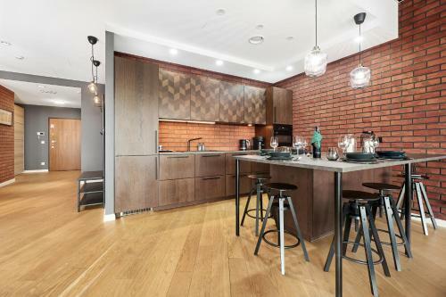 Sky Tower - Luxurious 37th Floor Apartment By Renters