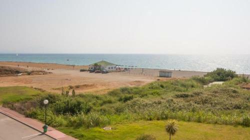 Lovely 2 Bedroom Apartment With Communal Pool