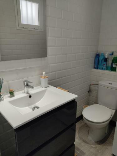 Lovely 2 Bedroom Apartment With Communal Pool