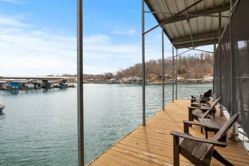 Sunny Southview Waterfront Lake House!