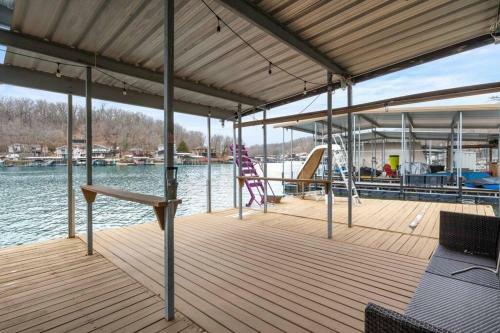 Sunny Southview Waterfront Lake House!