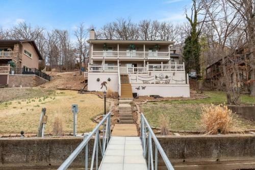 Sunny Southview Waterfront Lake House!