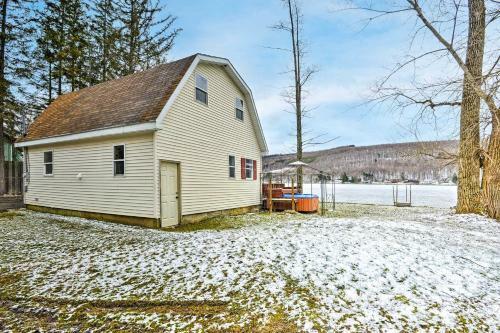 Lakefront Deruyter Cottage With Dock And Hot Tub!