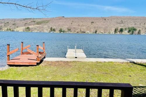Lakefront Deruyter Cottage With Dock And Hot Tub!