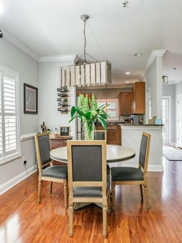 Apartamento Cozy And Convenient Spacious Townhome