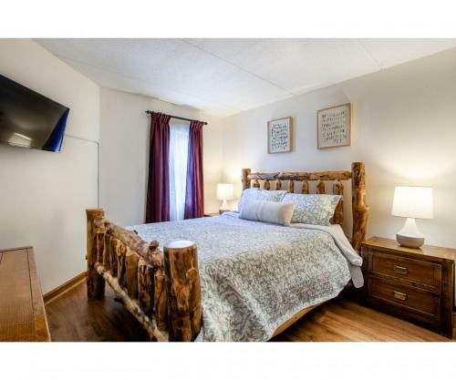 Cozy Bear Condo With Indoor Fireplace