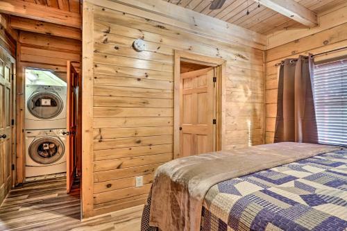 Star Lite Cabin Hot Tub, Deck And Pool Table