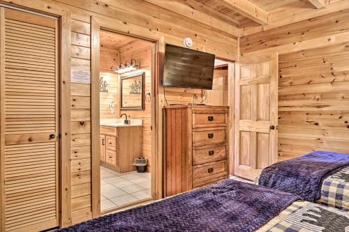 Star Lite Cabin Hot Tub, Deck And Pool Table
