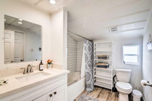 Bright And Airy Freeport Home - Walk To Beach!