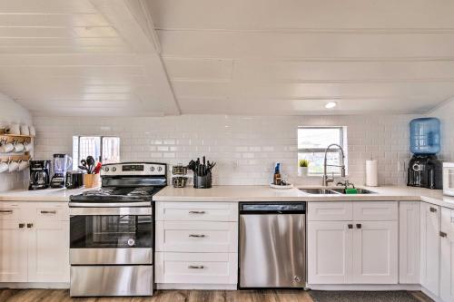 Bright And Airy Freeport Home - Walk To Beach!