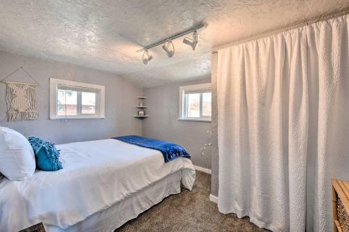 Pet-friendly Chic Home With Spacious Back Yard!