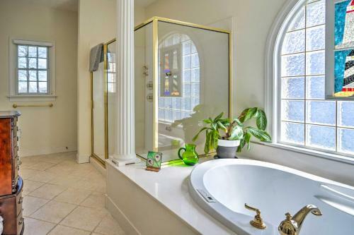 Spacious Chester Home With Yard On James River!