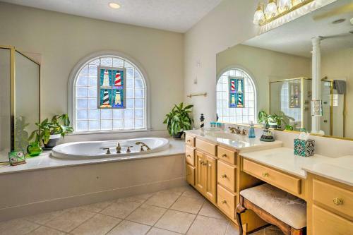 Spacious Chester Home With Yard On James River!