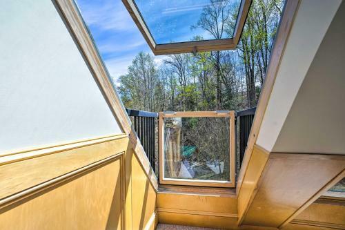 Spacious Chester Home With Yard On James River!