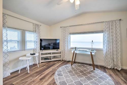 Waterfront Cottage With Private Beach And Deck!