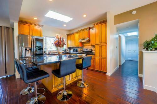 Modern Lake Hills Villa, Ideal Long Or Shared Stay