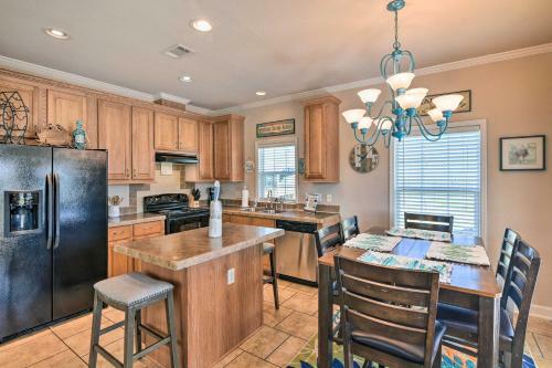 Crystal Beach Coastal Home - Walk To Shore!