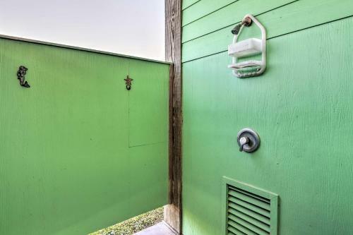 Crystal Beach Coastal Home - Walk To Shore!