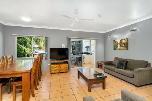 Cairns Reef Apartments & Motel