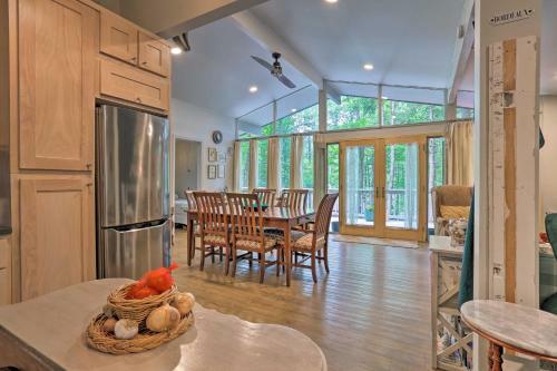 Mid-century Cabin With Resort Amenities On Lake!