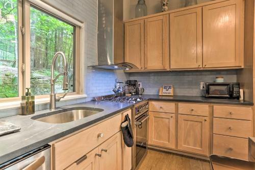 Mid-century Cabin With Resort Amenities On Lake!