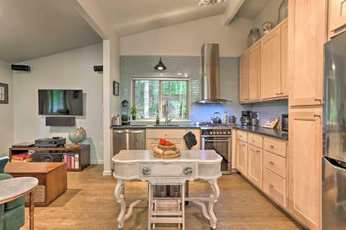 Mid-century Cabin With Resort Amenities On Lake!