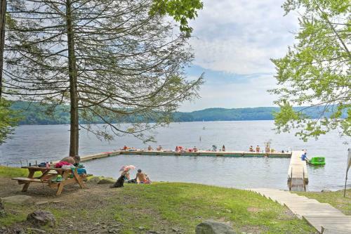 Mid-century Cabin With Resort Amenities On Lake!