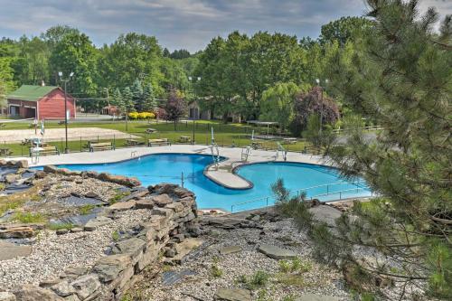 Mid-century Cabin With Resort Amenities On Lake!