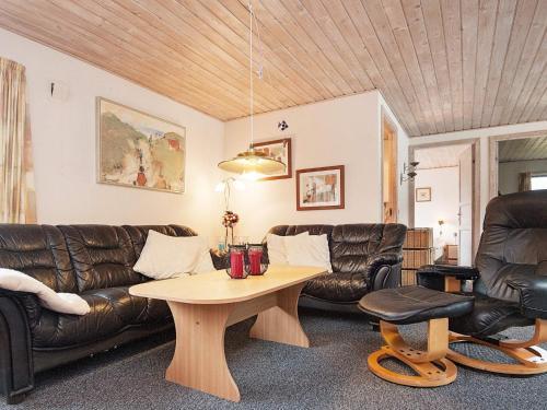 Three-bedroom Holiday Home In Bl�vand 4