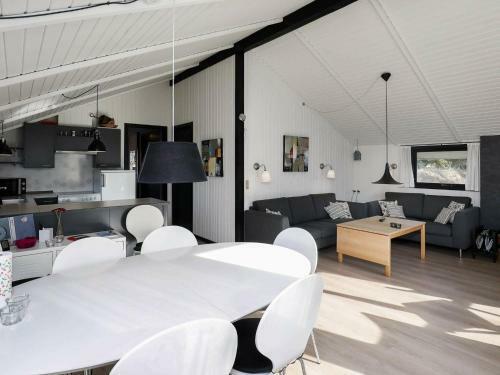 Three-bedroom Holiday Home In Bl�vand 76