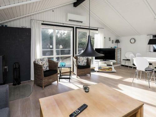 Three-bedroom Holiday Home In Bl�vand 76