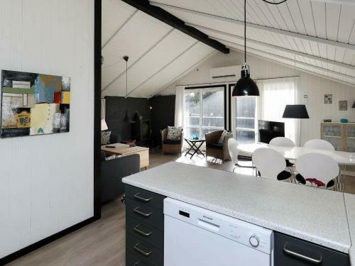 Three-bedroom Holiday Home In Bl�vand 76