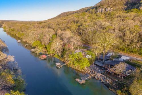 Riverfront Heber Springs Home With Dock And Slip!