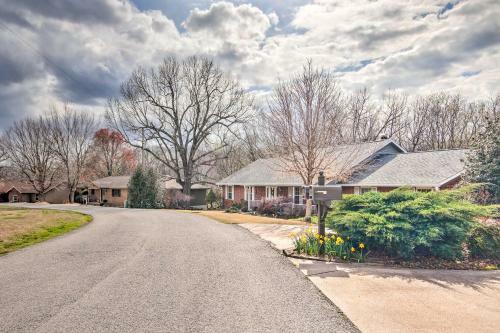 Spacious Rogers Home With Yard Family Friendly