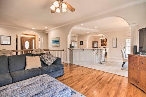Spacious Rogers Home With Yard Family Friendly