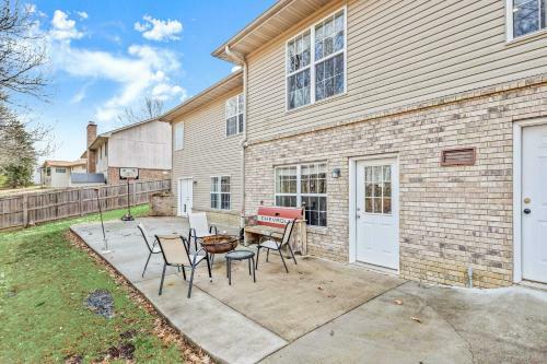 Spacious Rogers Home With Yard Family Friendly