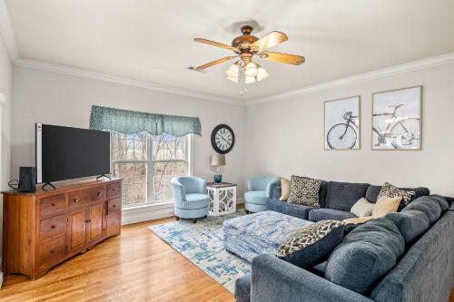 Spacious Rogers Home With Yard Family Friendly