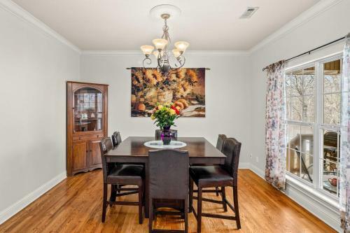 Spacious Rogers Home With Yard Family Friendly